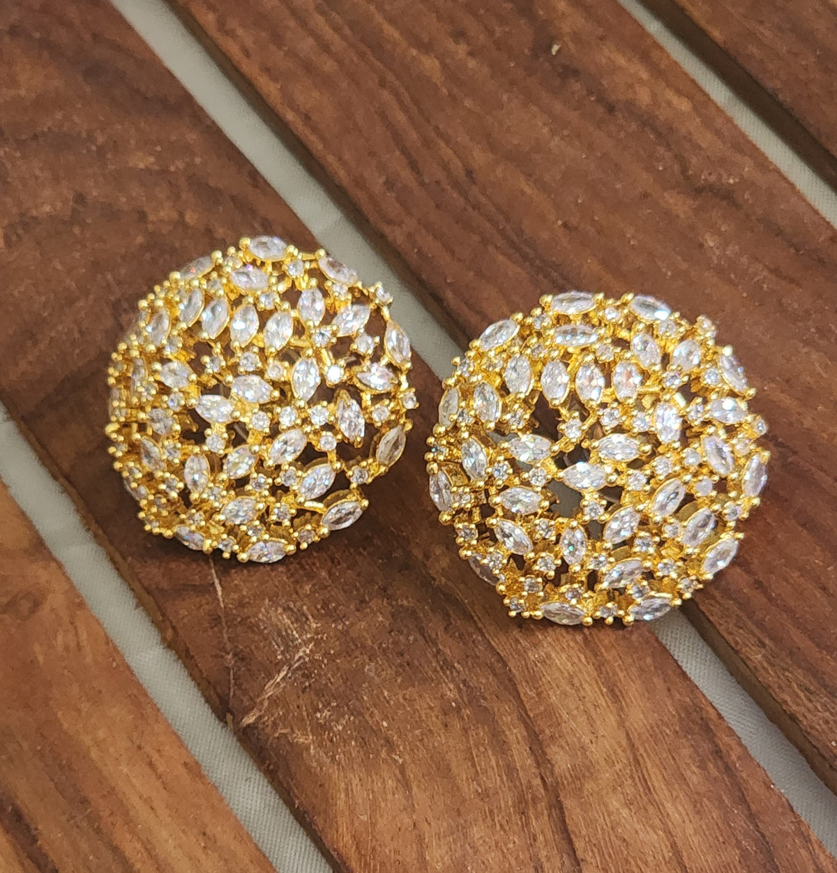 Oversized AD stone Studs